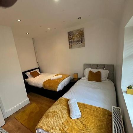 Fabulous 3 Bedroom House , Sleeps Up To 5-7 Guest. South Ockendon Kültér fotó