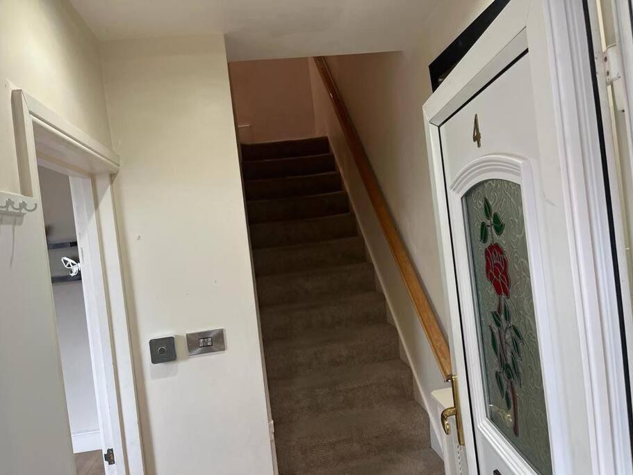 Fabulous 3 Bedroom House , Sleeps Up To 5-7 Guest. South Ockendon Kültér fotó