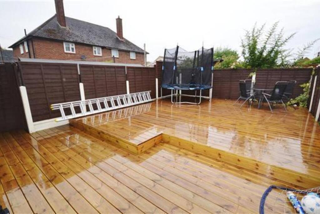 Fabulous 3 Bedroom House , Sleeps Up To 5-7 Guest. South Ockendon Kültér fotó
